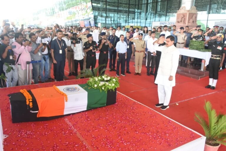 मुख्यमंत्री डॉ. मोहन यादव  अमर शहीद को श्रृद्धांजलि देने खजुराहो पहुंचे–