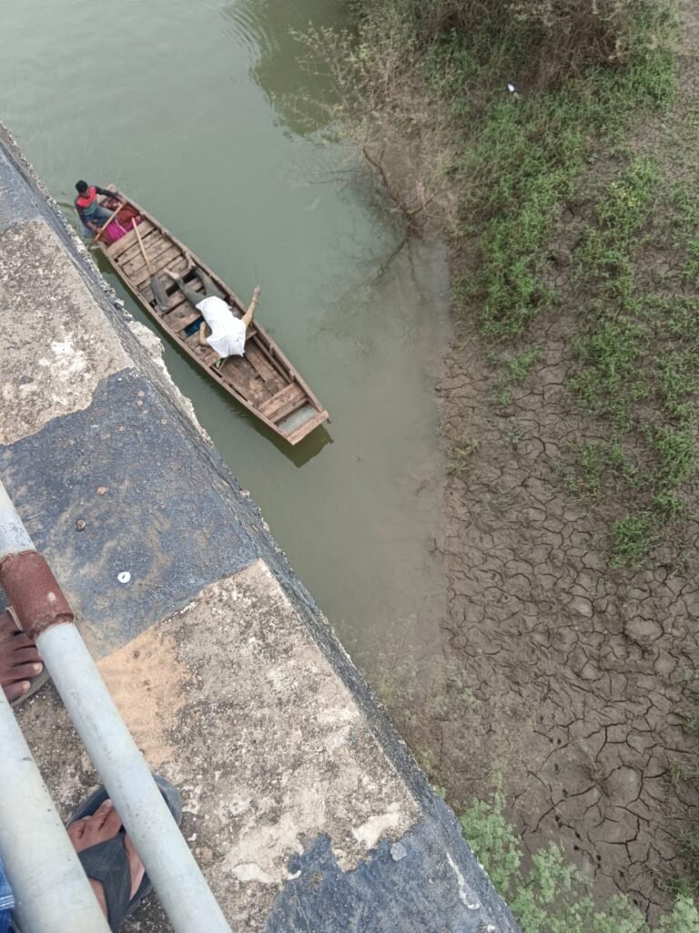 अलीगंज घाट पर पटवारी की मिली लास