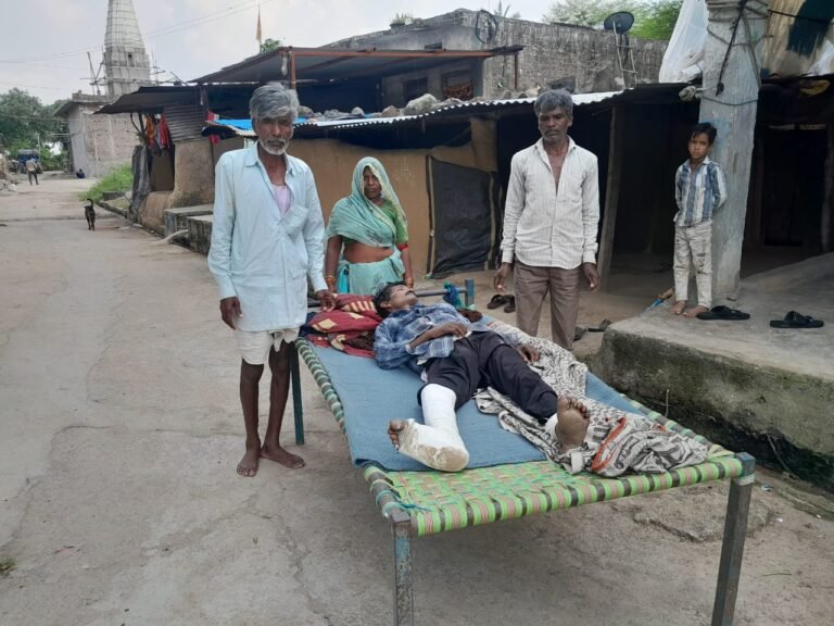 दलित युवक को चोरी के शक में पेड़ से बांधकर नंगाकर (पेंट) उताकर बेदर्दी से की पीटाई