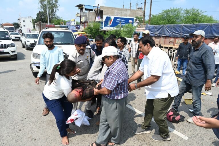 सड़क हादसा देख रुके विधायक रामेश्वर शर्मा घायलों को पुलिस की सहायता से पहुंचाया अस्पताल