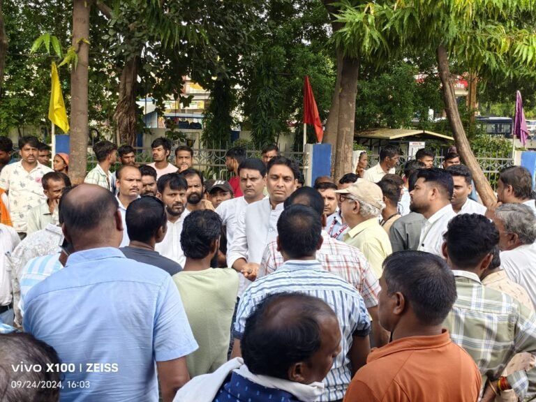 ऑटो रिक्शा पर चढ़ा ट्रक, ऑटो सवार 10 लोग कुचले,7 की मौत तीन घायल, दो जबलपुर रेफर