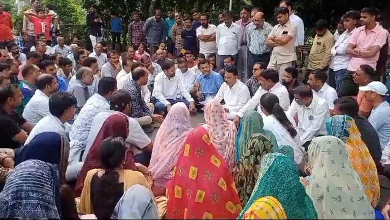 जमीन पर मंत्री जी जमीन पर बैठकर मंत्री तुलसी सिलावट ने सुनी समस्या।