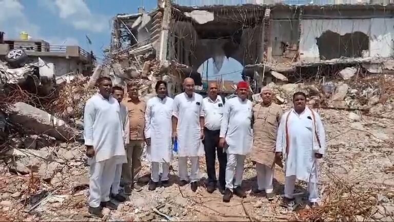 Chhatarpur News: पांच दलो के नेताओ ने आरोपी हाजी शहजाद के परिजनो से की मुलाकात #news
