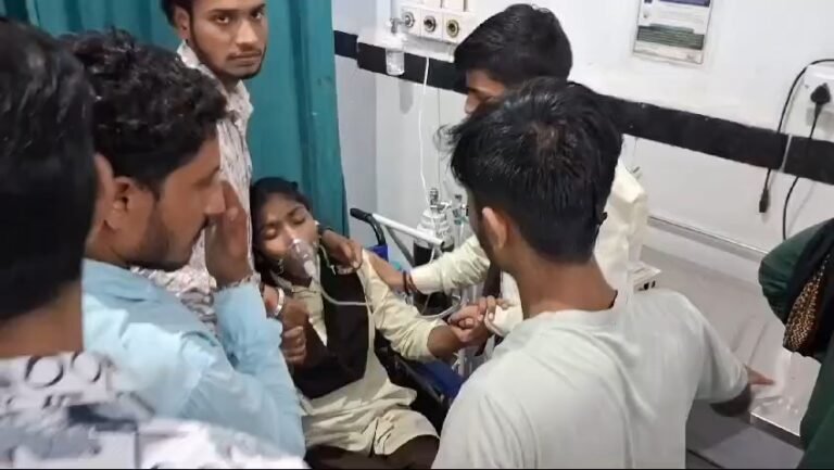 Chhatarpur News: शिक्षक दिवस पर केक खाने से आधा दर्जन छात्राओं की बिगड़ी तबीयत #news #teachers_day