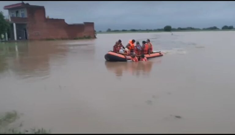 ग्राम सेंकरा व खेड़ीरायमल में पानी के बीच फंसे लगभग 125 लोगों को सुरक्षित निकाला।