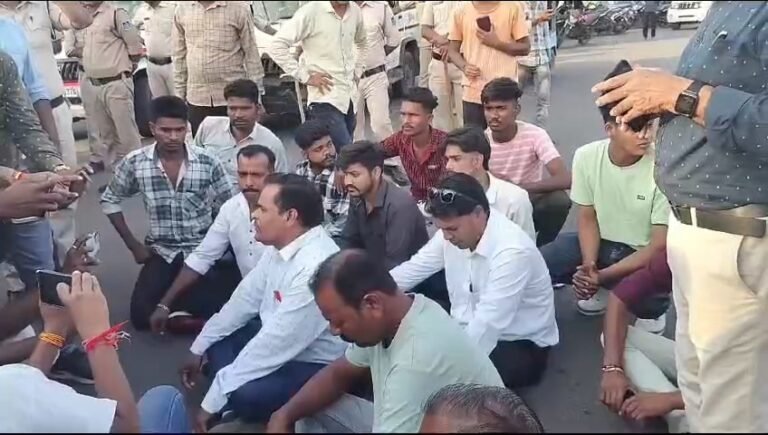 नरसिंहपुर में किया चक्का जाम, गोटेगांव थाने का एक पुलिसकर्मी लाइन अटैच