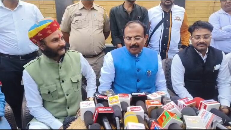 यूपी के मंत्री रघुराज सिंह पहुंचे इंदौर, राहुल गांधी और अरविंद केजरीवाल को लेकर दिया विवादित बयान, दोनो को बताया आतंकवादी