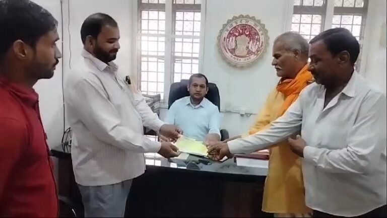 मुस्लिम की जमीन पर बना मंदिर डूब में आने पर मिला मुआवजा ,मुस्लिम ने मंदिर समिति को  पूरा मुआवजा देकर की मिसाल कायम..q