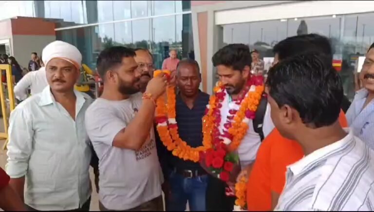 एशियाई चैंपियनशिप बनवाने के बाद सहायक कोच शिवेंद्र सिंह पहुंचें अपने गृह नगर ग्वालियर