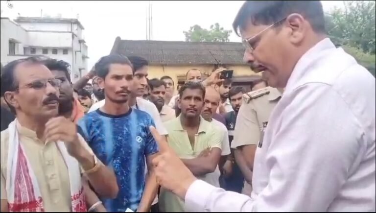 SDM ने बुजुर्ग को दिखाया रोब,  बुजुर्ग को डांटा की अभद्रता