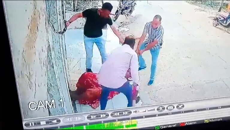 गुंडों की तरह बिना वर्दी में मुंह पर कपड़ा बांधकर आए पुलिसकर्मीविधवा महिला के बाल पकड़कर घसीटा, घटना का सीसीटीवी वीडियो आया सामने