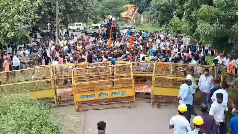जबलपुर , मस्जिद तोड़ने पहुंचे हिंदूवादी नेता और कार्यकर्ता….!