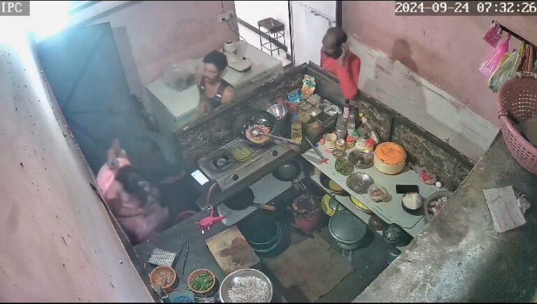 ढाबे के अंदर एक महिला की बेरहमी से की  पिटाई, घटना का सीसीटीवी फुटेज आया सामने..