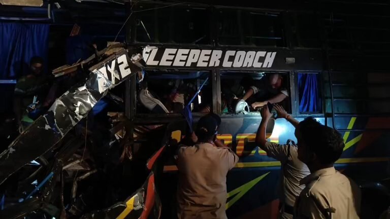 भीषण सड़क हादसा में 9 यात्रियों की मौत।