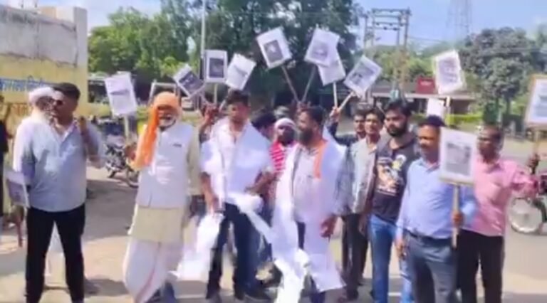 सागर मे शिकायतो की माला पहनकर एक बार फिर शिकायत करने पहुंचे युवा।