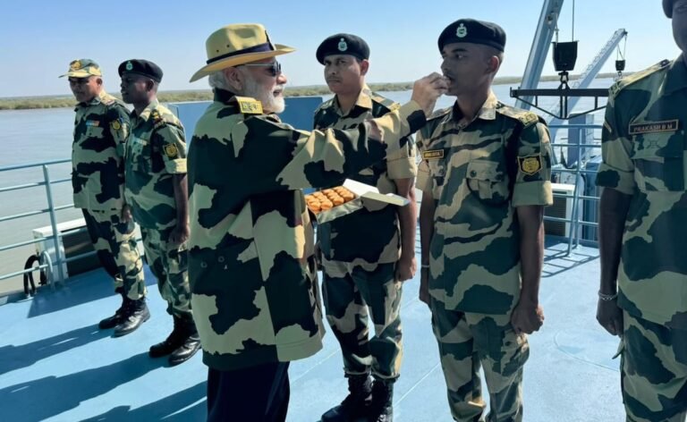PM मोदी ने कच्छ में जवानों के साथ मनाई दीवाली, बोले- देश आपकी वजह से सुरक्षित