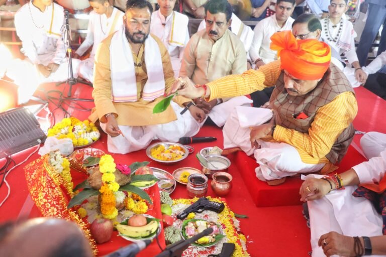 मुख्यमंत्री ने दशहरे पर किया शस्त्र पूजन