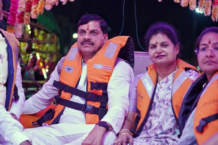 चित्रकूट में मंदाकिनी के घाटों पर मुख्यमंत्री ने किया नौका विहार