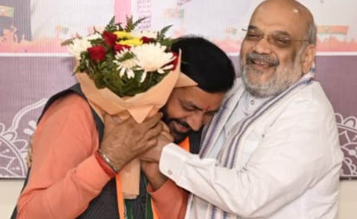 बीजेपी विधायक दल का नेता चुने जाने के बाद नायब सिंह सैनी को बधाई देते अमित शाह. बीजेपी विधायक दल का नेता चुने जाने के बाद नायब सिंह सैनी को बधाई देते अमित शाह.