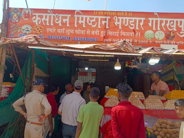 कलेक्टर के निर्देश पर बागेश्वर धाम में दुकानों से खाद्य पदार्थों के सैंपल लिए गए।