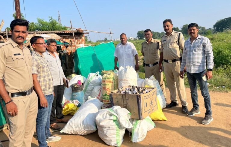 अवैध विस्फोटक सामग्री से बम बनाते दो आरोपियों को किया गिरफ्तार