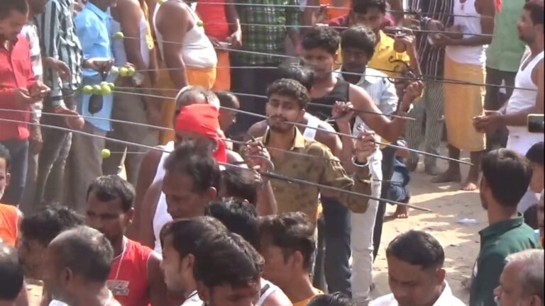 नवरात्रि में माता को खुश करने की अनोखी परंपरा जहां भक्त लोहे की रॉड को गाल के कर देते आरपार….