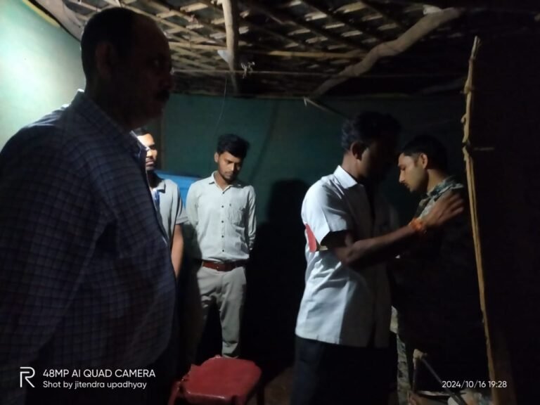 एसडीएम ने थाने के पास गांजा बेचते तीन युवकों को पकड़ा , पुलिस ने चिलम पीने का केस बनाकर छोड़ा।