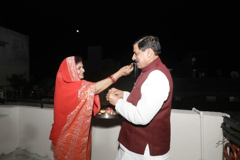 मुख्यमंत्री डॉ मोहन यादव ने धर्मपत्नी सीमा यादव के साथ मनाया करवा चौथ पर्व