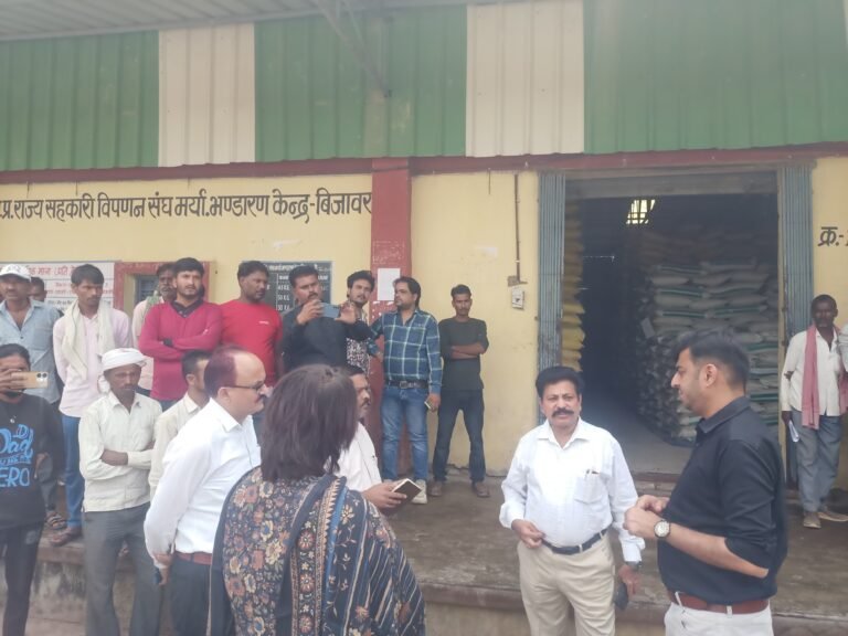 कमिश्नर ने बिजावर के खाद वितरण केंद्र का निरीक्षण किया