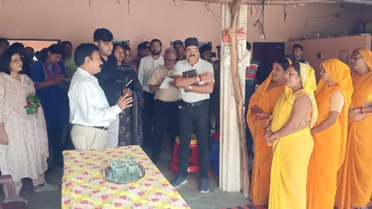 समूह की दीदियों को सभी योजनाओं का लाभ मिले : कमिश्नर