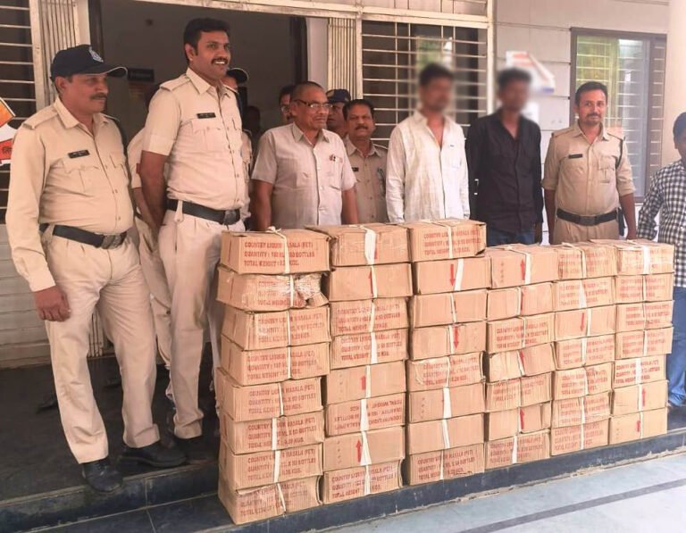 एम्बुलेंस से कर रहे थे शराब की तस्करी 45 पेटी अवैध शराब सहित दो आरोपी गिरफ्तार।