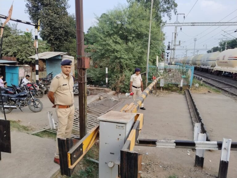 बंद रेलवे फाटक को पार करने वालों पर आर पी एफ शहडोल की कार्यवाही