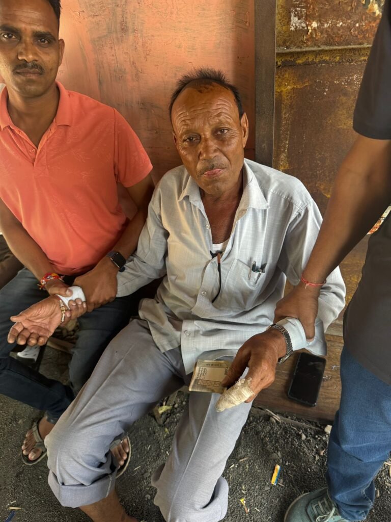 धनतेरस पर्व पर उज्जैन में रिश्वत लेते रंगे हाथों ट्रेप हुआ बिजली कंपनी का लाइनमैन