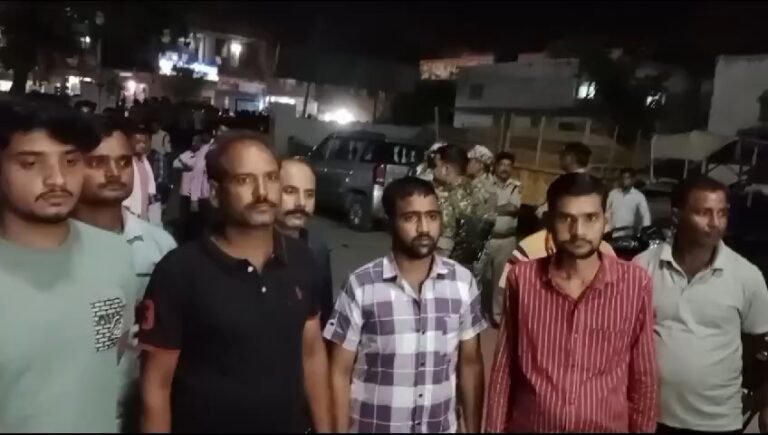जिस युवक की मारपीट कर बंदूक छुड़ाई उसी पर मुकदमा दर्ज कराने थाने में अड़े भीम आर्मी के नेता