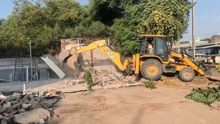 पूर्व डीजीपी पुरुषोत्तम शर्मा, कांग्रेस नेता संजय यादव के अवैध निर्माण पर चला बुलडोजर