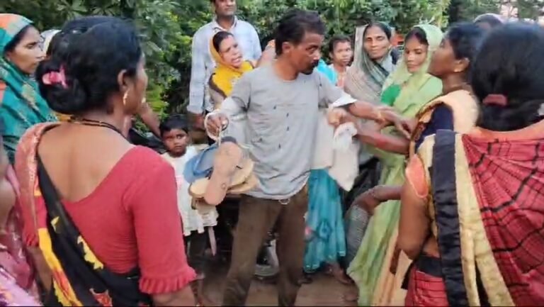 शराबी की महिलाओं ने की जमकर पिटाई