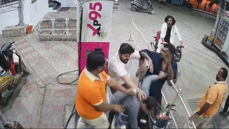 पेट्रोल भरने गए बाइक सवार युवकों ने कर्मचारी से गाली गलौज कर कि मारपीट