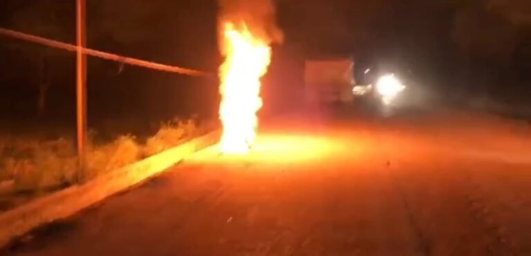 टीकमगढ़ रेलवे स्टेशन रोड पर चलती बाइक में लगी आग, चालक ने भागकर बचाई जान
