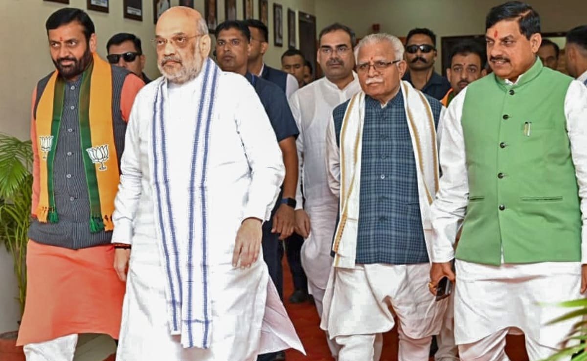 पंचकूला में बीजेपी के नवनिर्वाचित विधायकों की बैठक में शामिल होने जाते अमित शाह, नायब सिंह सैनी, मनोहर लाल खट्टर और मोहन यादव. पंचकूला में बीजेपी के नवनिर्वाचित विधायकों की बैठक में शामिल होने जाते अमित शाह, नायब सिंह सैनी, मनोहर लाल खट्टर और मोहन यादव.