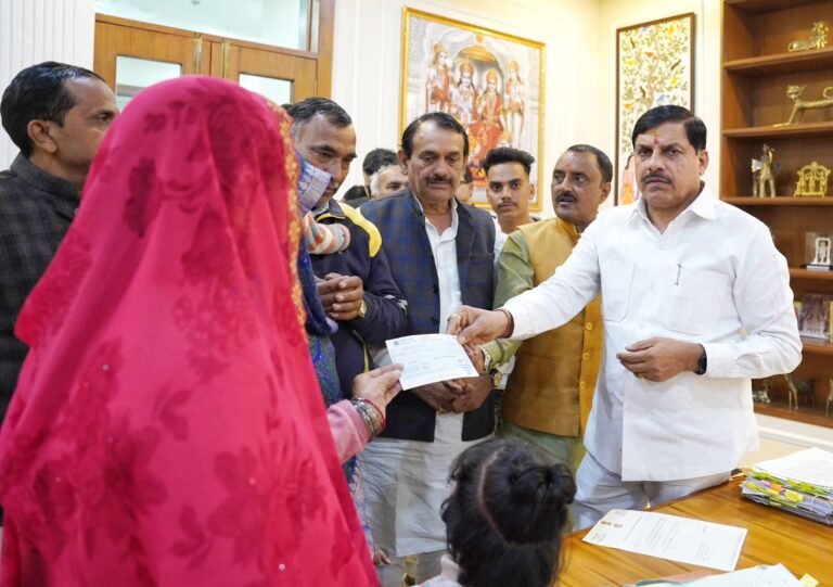 नक्सली मुठभेड़ के दौरान सर्वोच्च बलिदान देने वालेशहीद के परिवार को मुख्यमंत्री सहायता कोष से 10 लाख राशि से बढ़ाकर 1 करोड़ रुपए