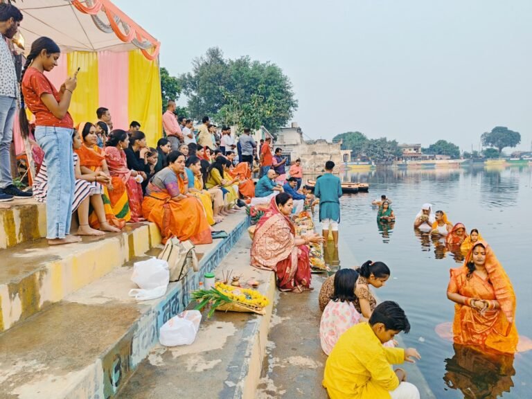 उगत सूर्य को अर्घ्य देकर आज पूरा होगा चार दिवसीय छठ महोत्सव,सैकड़ों लोगों ने प्रताप सागर तालाब में डूबते सूर्य को दिया अर्घ्य