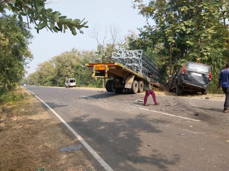 बक्सवाहा-हीरापुर नेशनल हाईवे पर ट्राला-कार टक्कर में युवक की मौत, एक गंभीर घायल