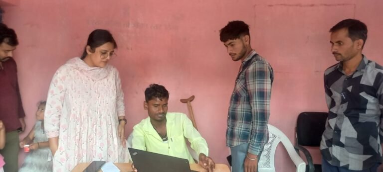 जिला पंचायत सीईओ ने राजनगर क्षेत्र में आयुष्मान कैंपों का निरीक्षण किया