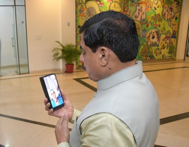 चौरई गांव में भेड़िए का साहस से सामना करने वाली भुजलो बाई से सीएम ने की फोन पर की बात