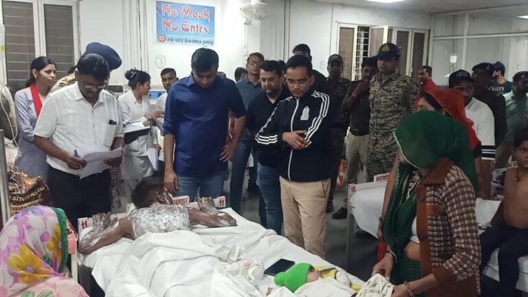 कलेक्टर एवं एसपी ने अस्पताल पहुंचकर सिलेंडर फटने से घायल लोगों के बेहतर उपचार के दिए निर्देश