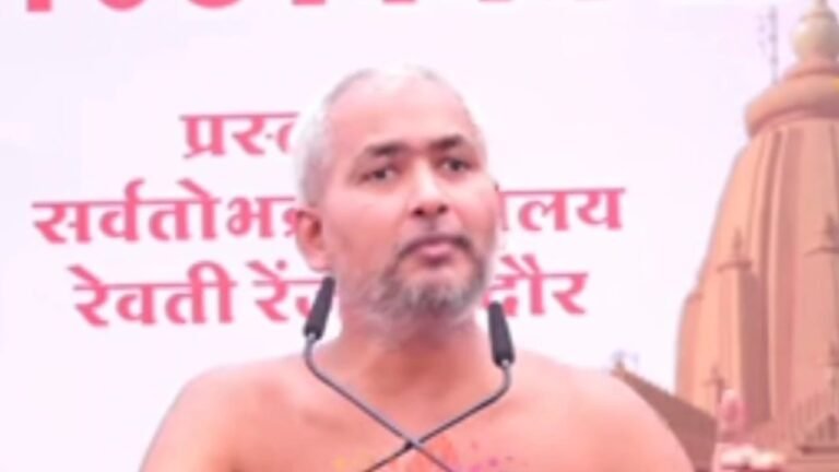धीरेंद्र शास्त्री के समर्थन में जैन मुनि