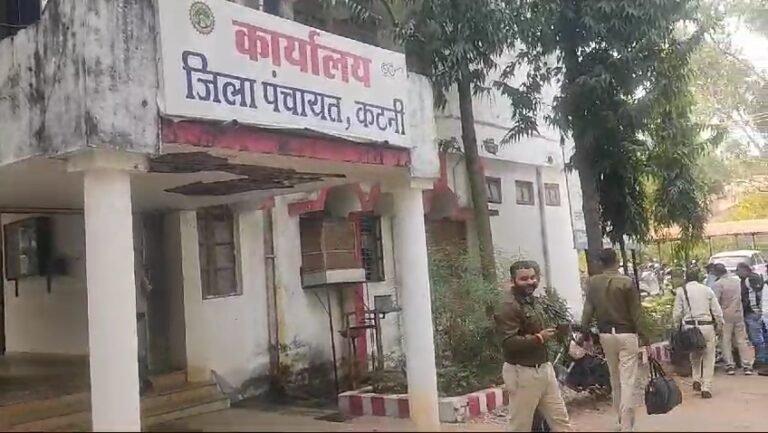 कोर्ट न्यायालय ने फरियादी के पक्ष में सुनाया फैसला .. जिला पंचायत भवन  को कुर्क करके चुकाए उसकी 22 साल से रुकी रकम
