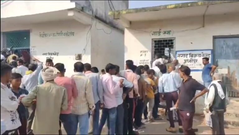 जिले में खाद की परेशानी किसान हो रहे परेशान, कलेक्टर बोले जल्द ही फिर से मंगाया जाएगा खाद का रैक