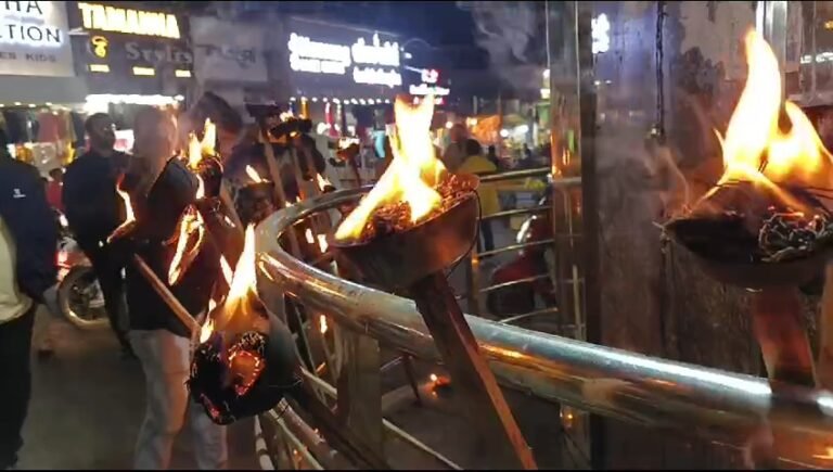 क्रांतिवीर स्मृति दिवस के रात्रि मशाल जुलूस में शामिल हुई प्रदेश केबिनेट मंत्री श्रीमती सम्पतिया उइके