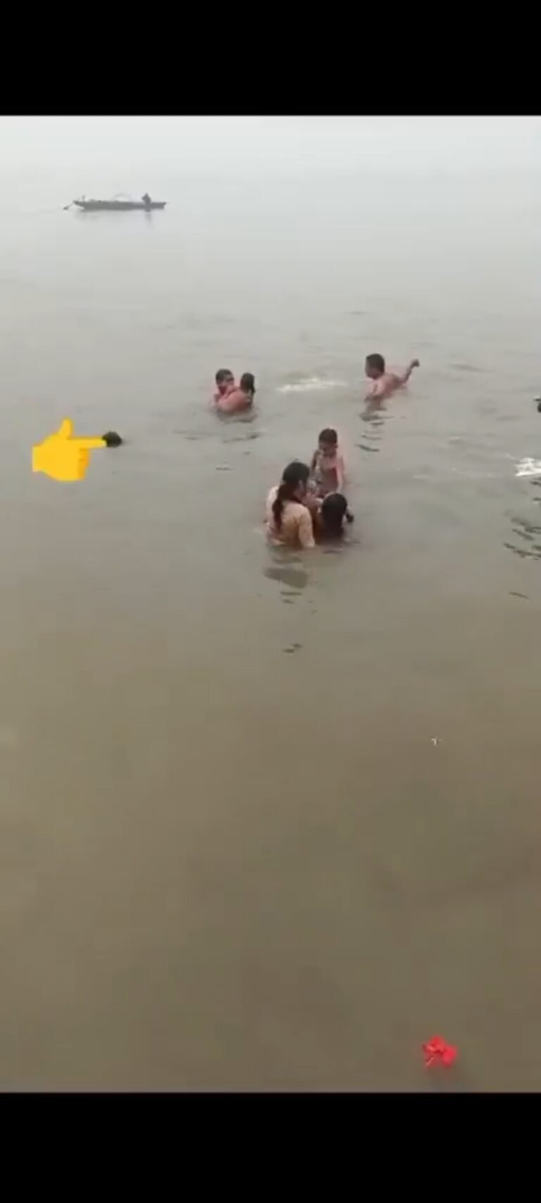 परिवार की लापरवाही के चलते मासूम की डूबने से मौत घटना का LIVE वीडियो आया सामने..